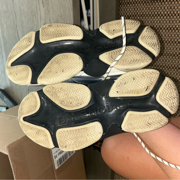 Balenciaga Sneakers barley worn want to get rid of them - SOLES REMOVED - Picture 2 of 7